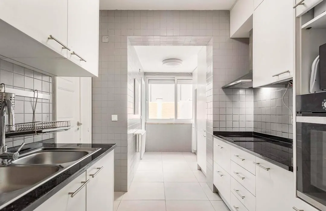 Saldanha L Iconic Stay Climate Comfort 1 Min To Metro, Near Coworks And Eduardo VII Park-1