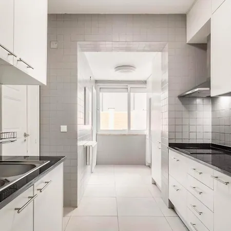 Saldanha L Iconic Stay Climate Comfort 1 Min To Metro, Near Coworks And Eduardo VII Park-2